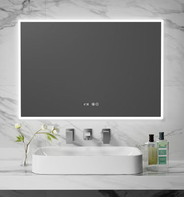 Smart LED-Badezimmerspiegel mit Nebelfunktion, Zeit- und Temperaturanzeige, schrittloser Verdunkelung, wasserdichtem Design, Dual-Touch-Steuerung, Farbtemperatur 3000K ~ 6000K, anpassbare Abmessungen und Funktion
